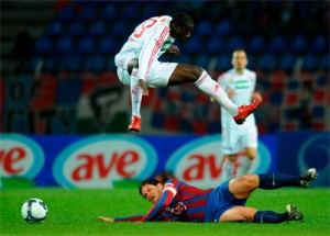 Adamo Coulibaly (DVSC) taclé par un défenseur du Videoton