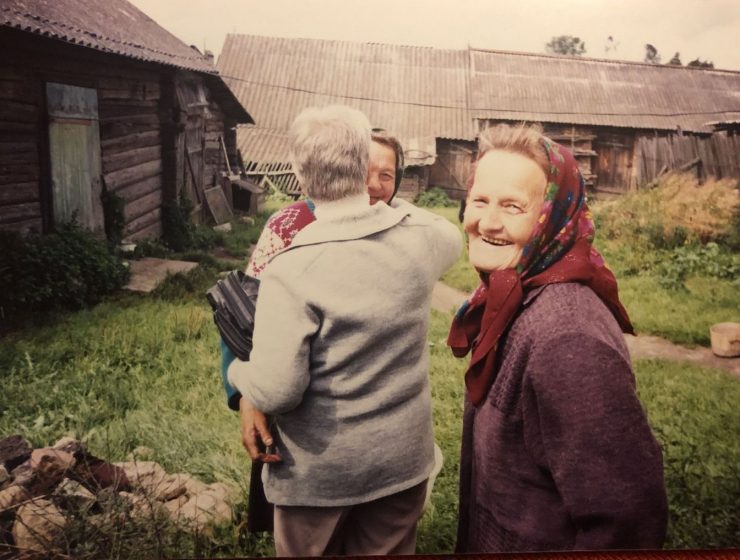 De retour sur sa terre natale, Zelina, la mère de Waldek, vêtue d’un pull gris, s’élance dans les bras d’une voisine de son enfance. ©Polska/Waldek Szajna
