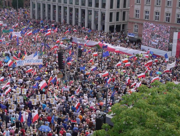 En Pologne, l'opposition pro-européenne remporte les élections législatives