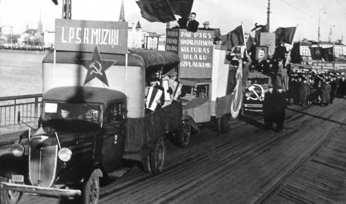 https://commons.wikimedia.org/wiki/File:Riga._Parade._November-7-1940.jpg