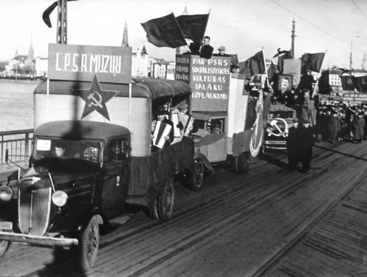https://commons.wikimedia.org/wiki/File:Riga._Parade._November-7-1940.jpg